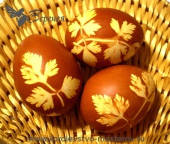 Простой и эффектный способ окраски пасхальных яиц в луковой шелухе.