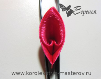 Канзаши: острый лепесток c двумя завитками.