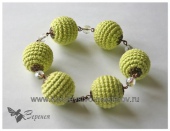 Браслет из бусин, обвязанных пряжей. Браслет на руку.