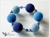 Браслет из бусин, обвязанных пряжей. Браслет на руку.