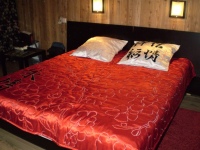 Покрывало и чехлы на подушки (машинная вышивка, аппликация, стежка) "Сакура".