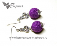 Серьги с бусиной, обвязанной пряжей.