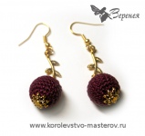 Серьги с бусиной, обвязанной пряжей.